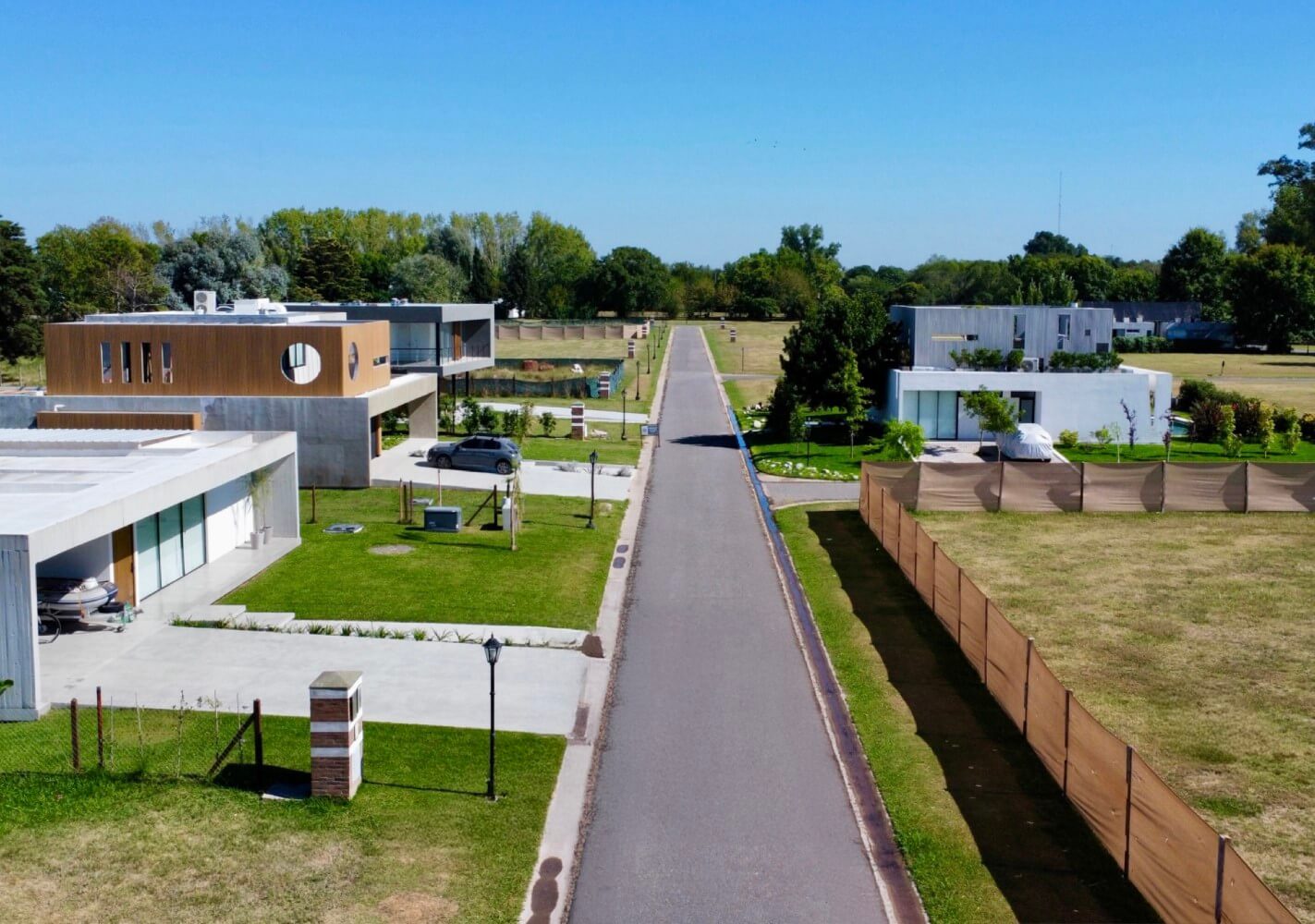 Lotes, calles internas y entorno natural de Barrio Cerrado del Golf