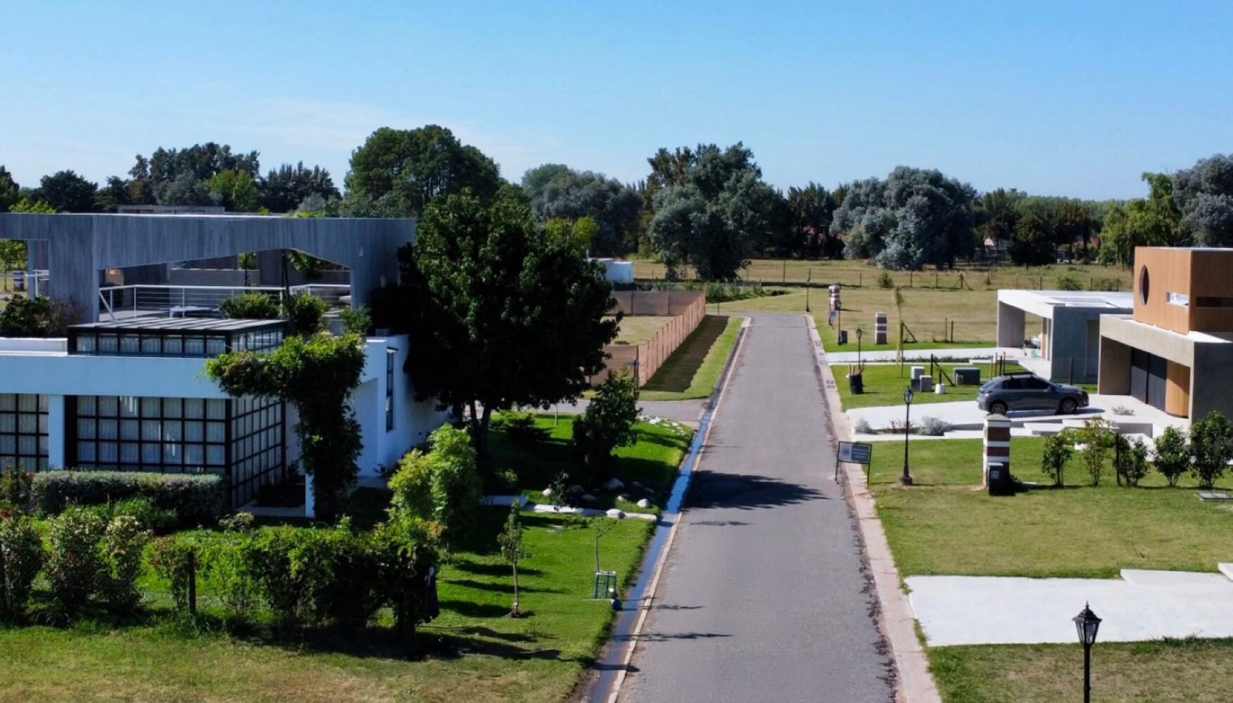Viviendas y espacios verdes de Barrio Cerrado del Golf
